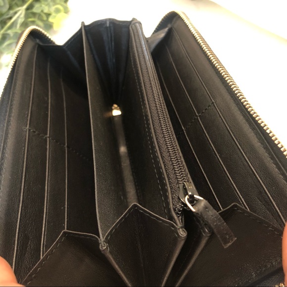 GUCCI Black Leather Zip Around Monogrammed GG Wallet Excellent Condition - Picture 8 of 15